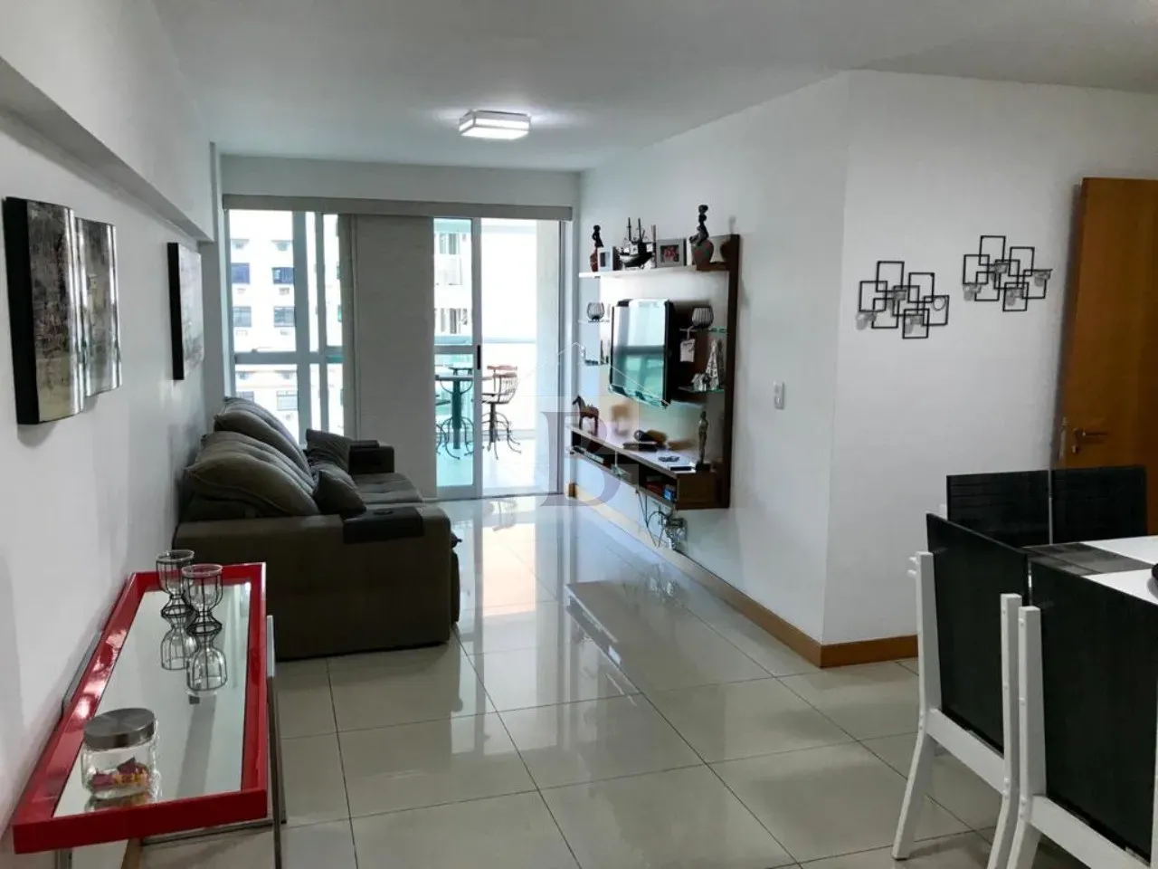 VENDE-SE EM ICARAÍ, NITERÓI-RJ: 4 quartos, 4 suítes, 2 salas, 5 banheiros, 2 vagas, 144m²!