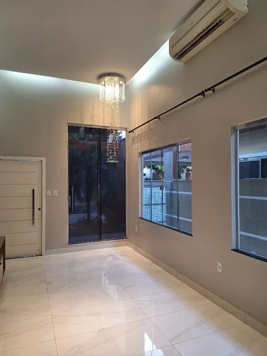 Casa no condomínio Vila Tropical, com planejados Todeschini e piscina - Foto 2