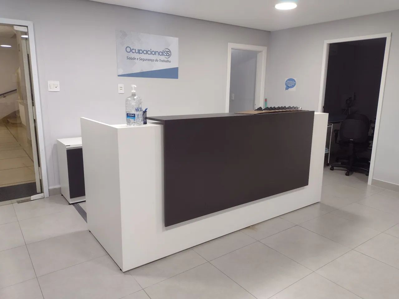Balcão de recepção Pher Mobile medidas de  2,40 cm