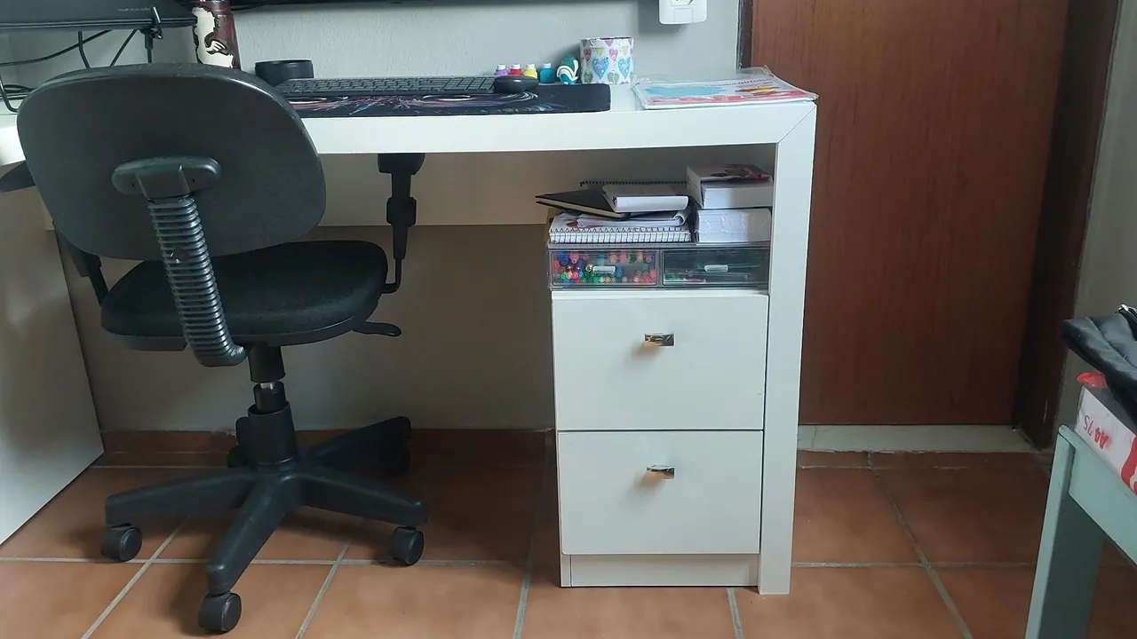 Escrivaninha branca com gavetas
