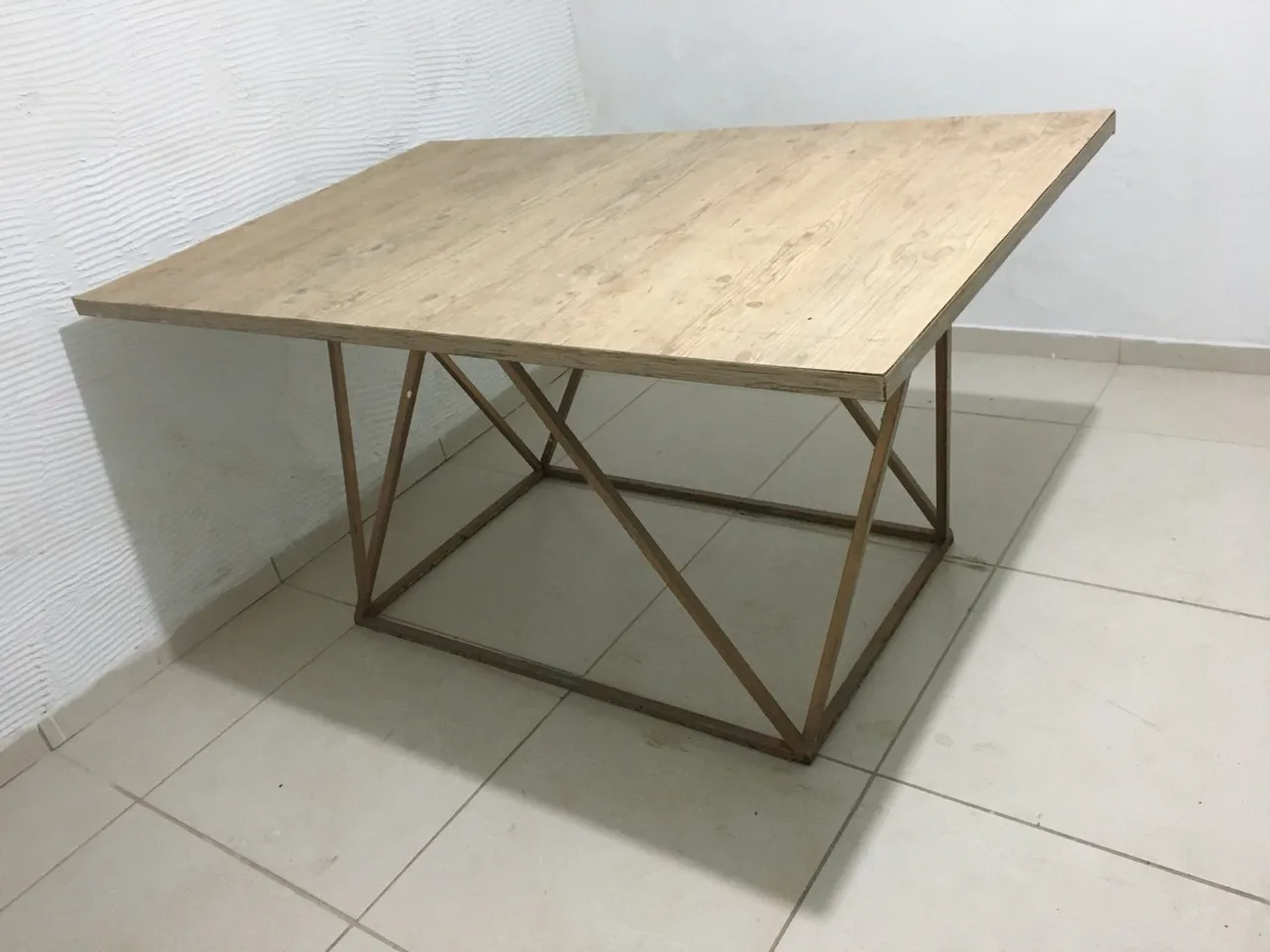 Mesa pés ferro e tampo MDF