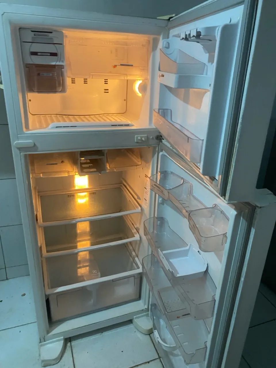 Vendo geladeira funcionando perfeitamente 