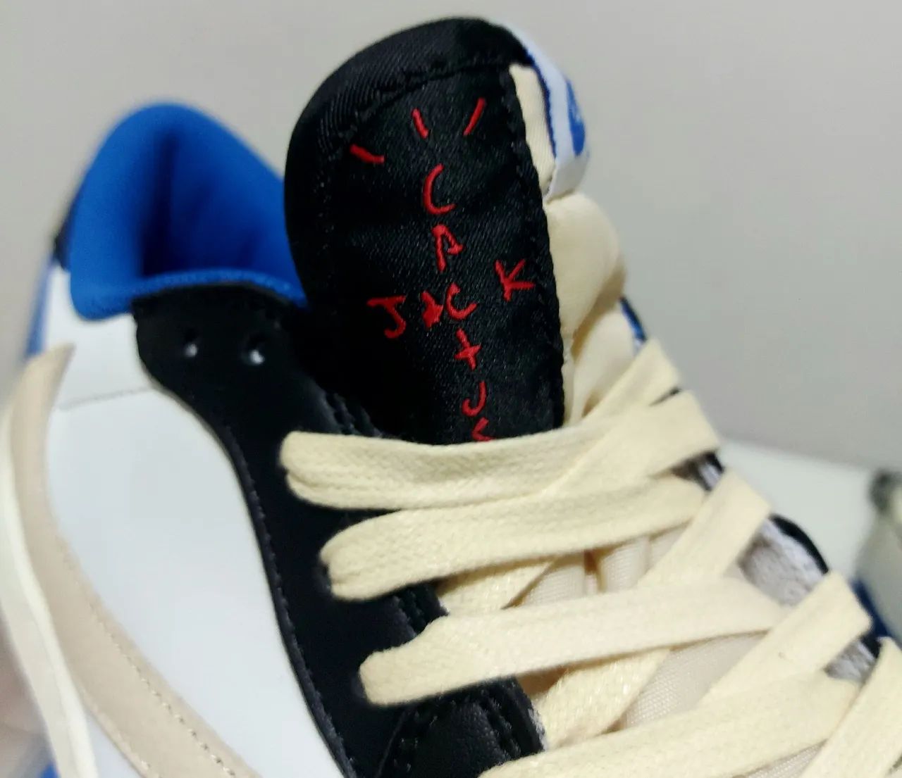 FRAGMENT DESIGN X TRAVIS SCOTT X AIR JORDAN 1 LOW - Foto 5