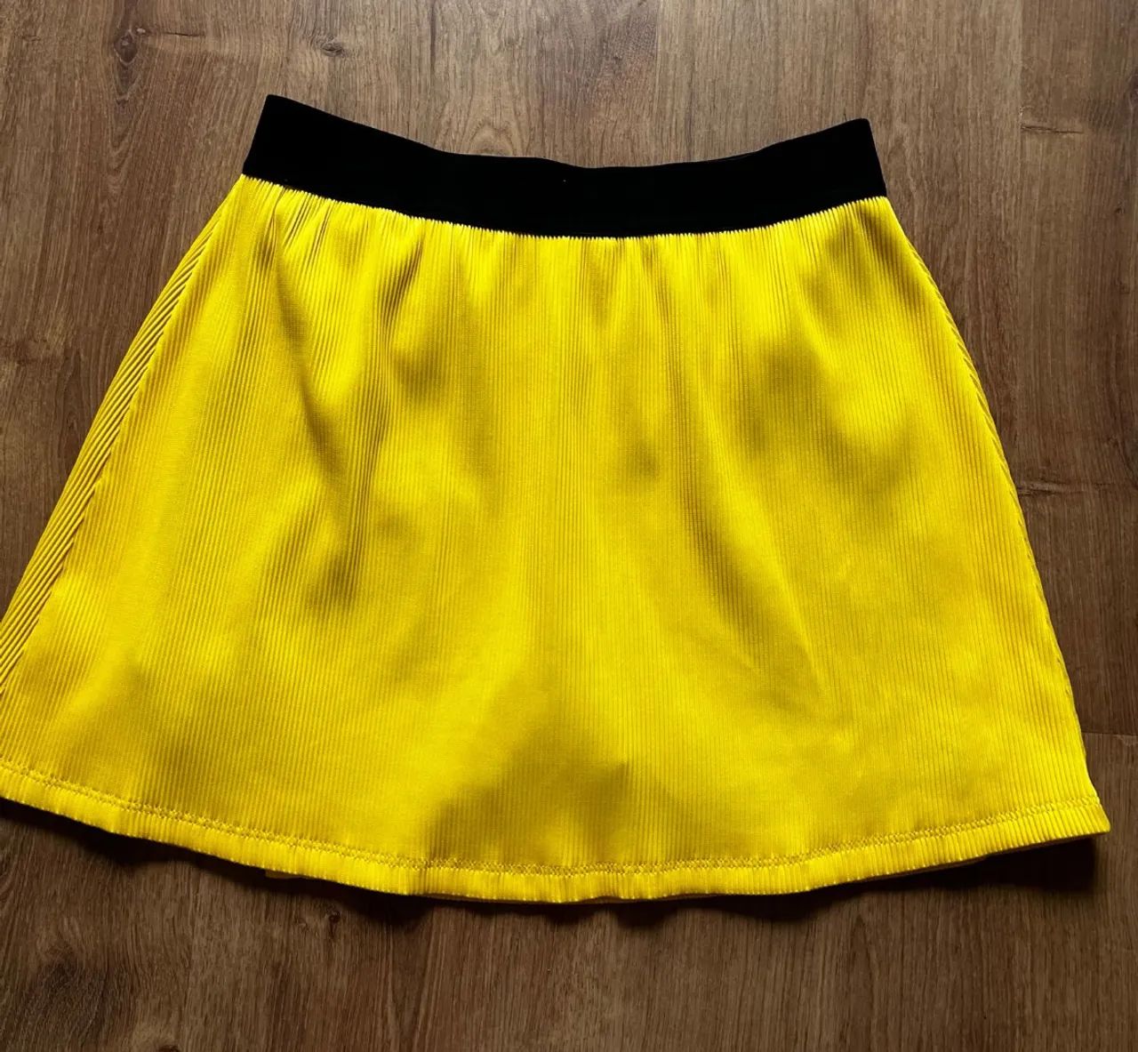 Saia short fitness Líquido amarelo e preto - P - Foto 3