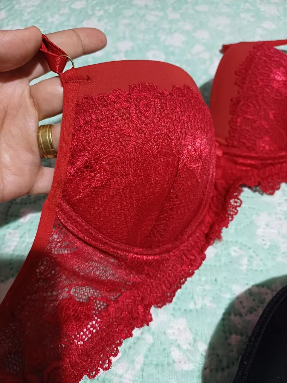 Sutiã vermelho rendado e sutiã preto - Foto 2