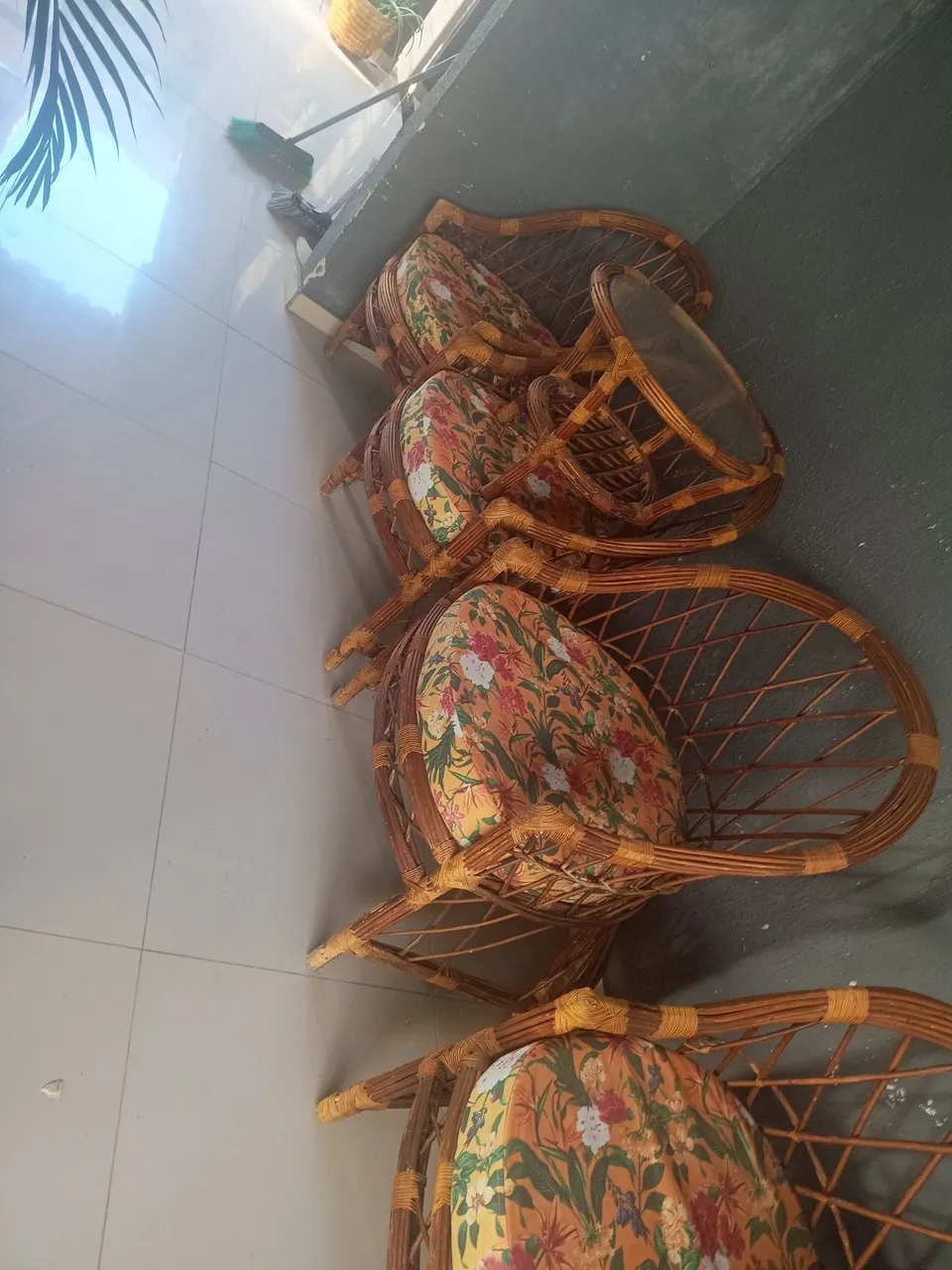 Conjunto de mesa com 4 cadeiras em fibra natural