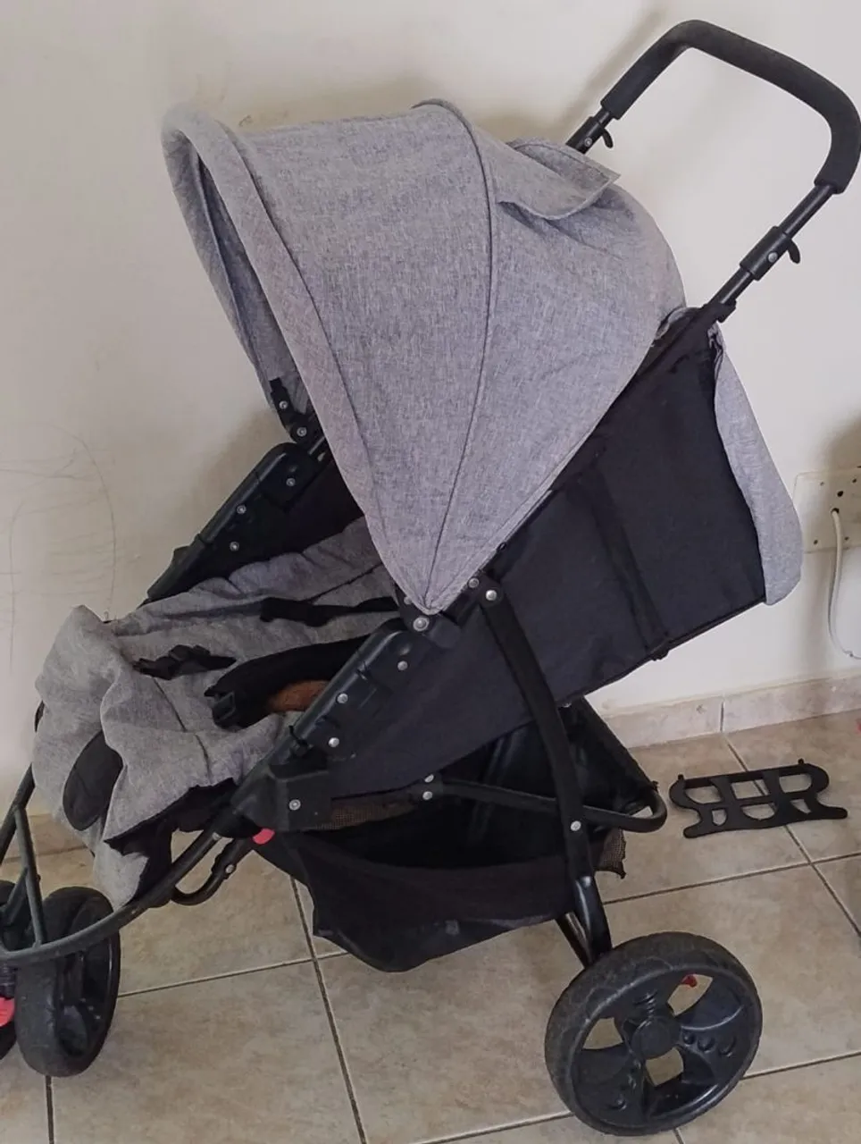 Carrinho de Bebê Cinza com Capota