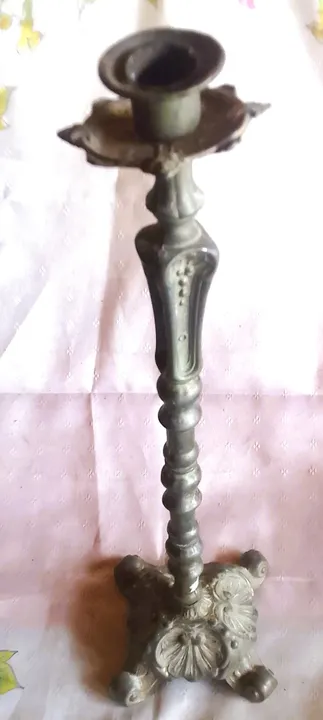 Grande Castiçal Sacro Metal espessurado a prata decoração e frisos e fitomorfos *Descrição