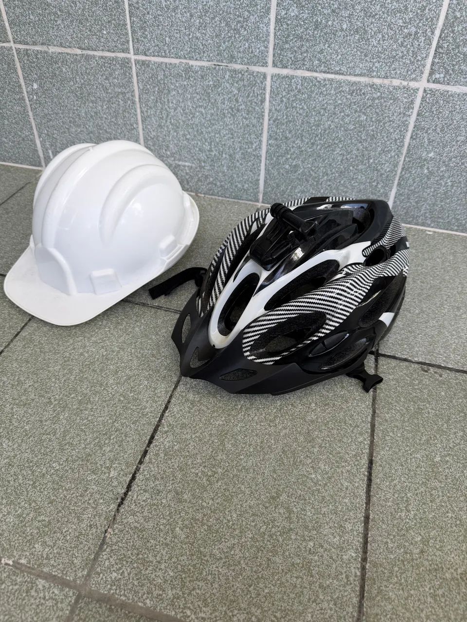 Capacetes de bicicleta e de obra