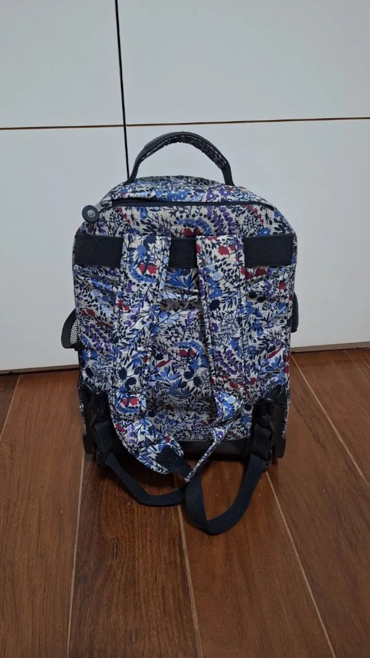 Mochila Kipling estampada rodinha/costas - Foto 4