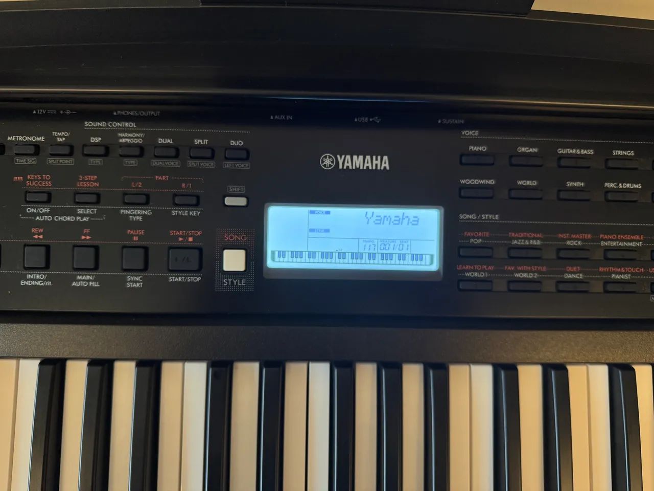 Teclado Yamaha PSR-E383 novíssimo - Instrumentos musicais - Jardim
