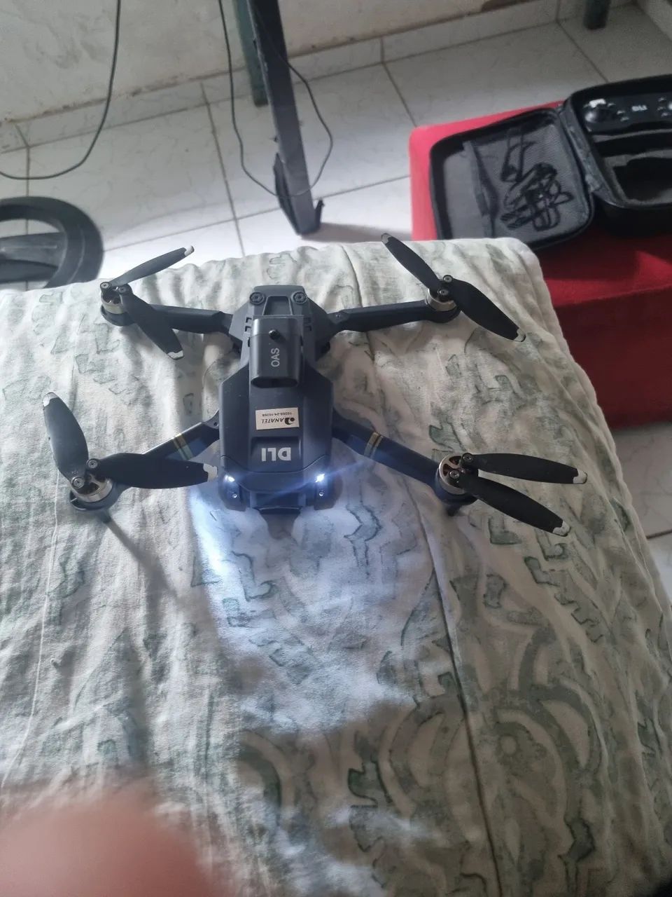 Drone em ótimo estado com senhor de proximidade  2câmeras 2 cargas  - Foto 2