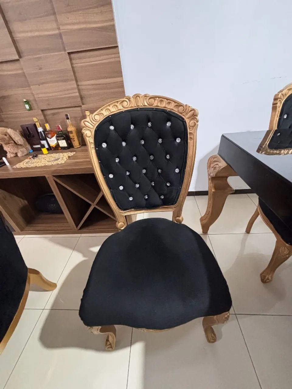 Mesa de janta 8 cadeiras e sofá de 2 lugares e 2 poltronas  - Foto 5
