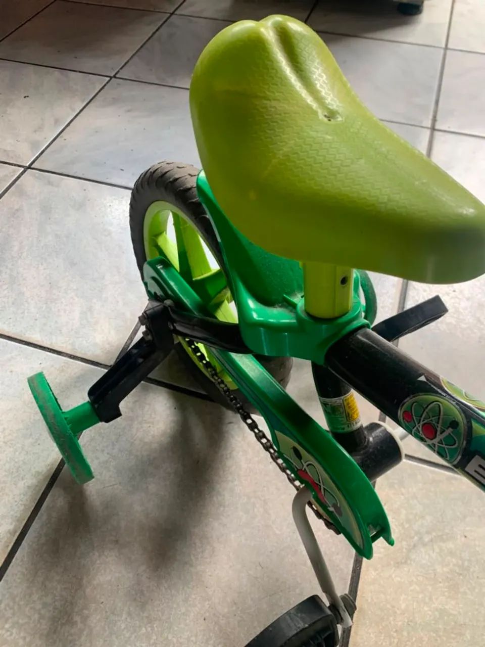 Bicicleta Infantil Aro 12 Verde com Rodinhas de Apoio<br> - Foto 2