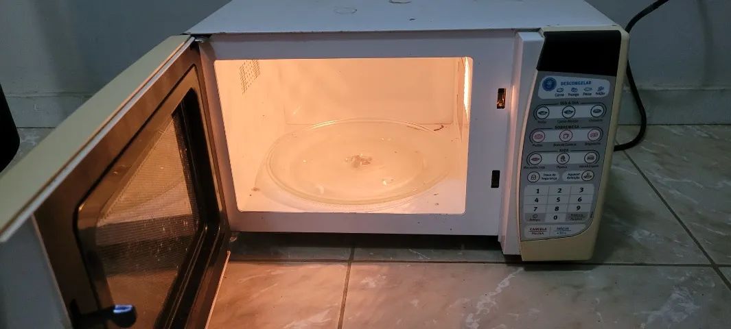 Microondas Electrolux MTD30 20litros display e botões danificados.  - Foto 2
