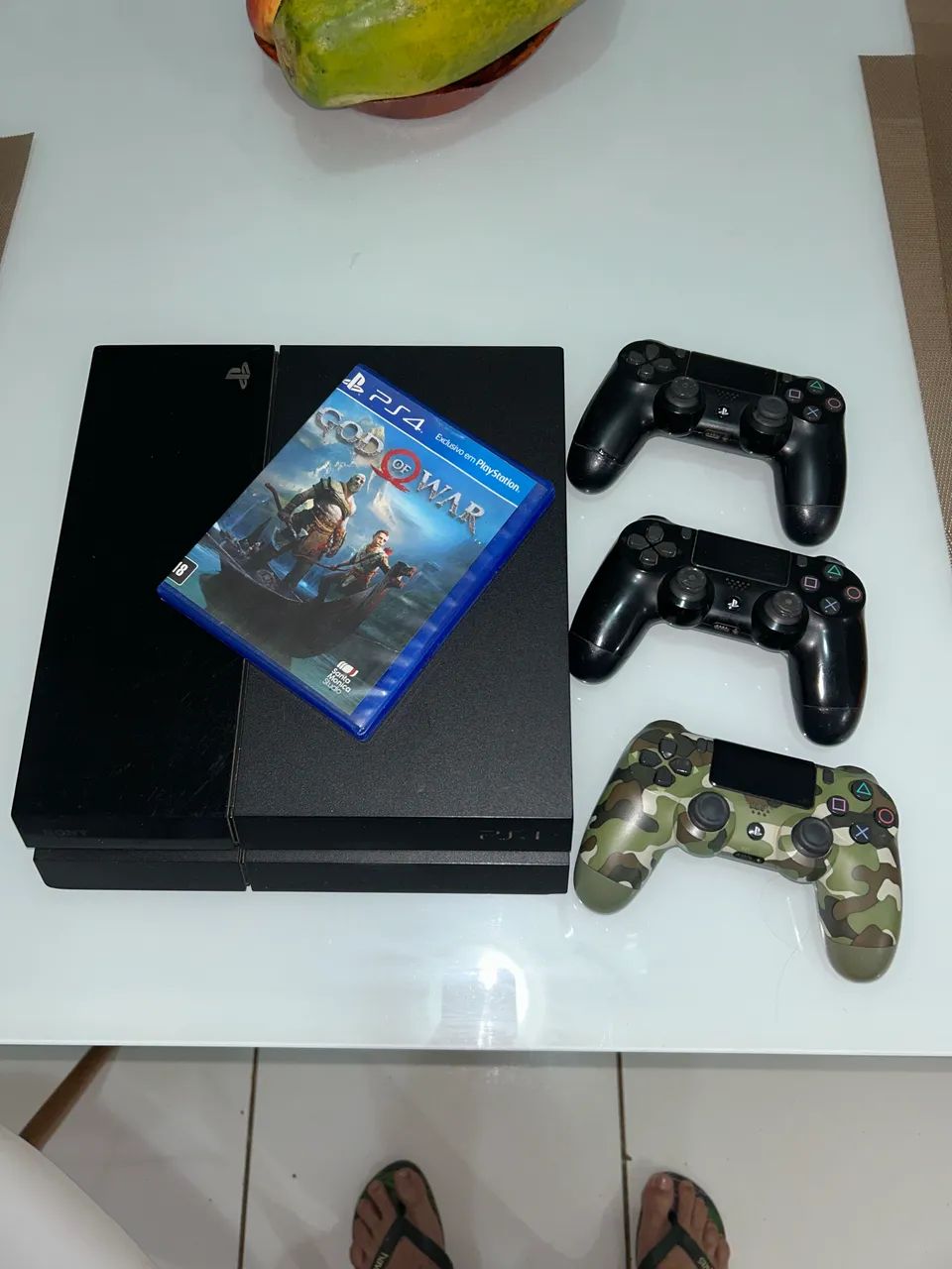 Ps4 com 3 controles e jogo