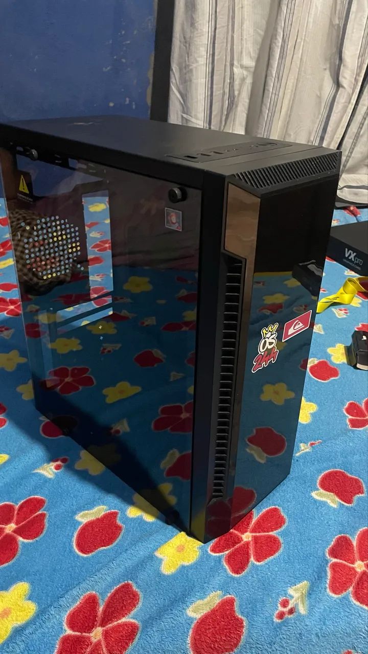 Gabinete com lateral de vidro temperado 