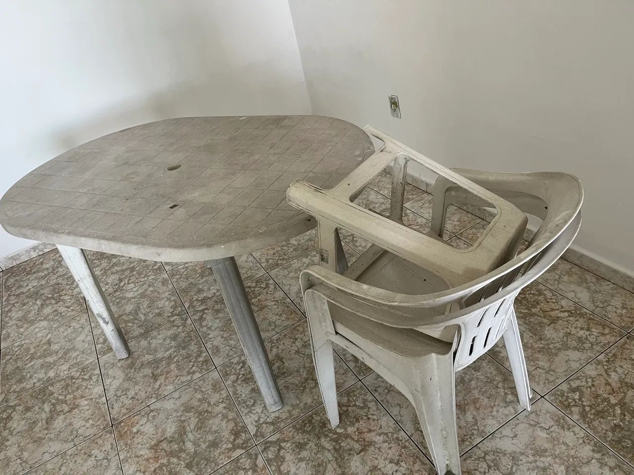 Mesa + cadeiras 
