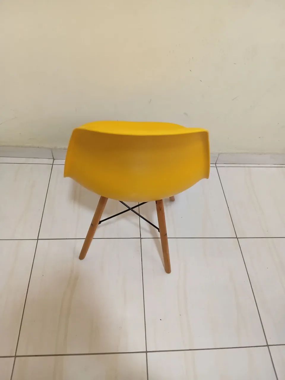 Cadeira de plástico com pé de madeira  - Foto 2