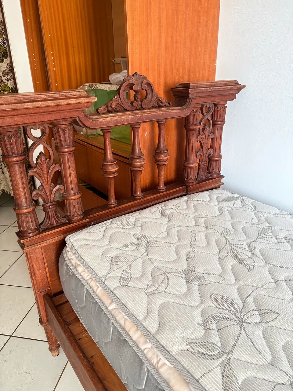 Cama de solteiro de madeira 