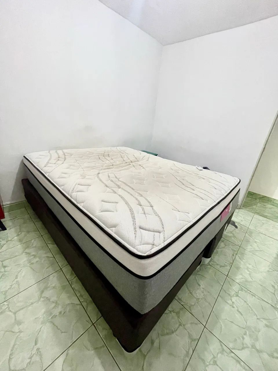 Cama com Box Queen