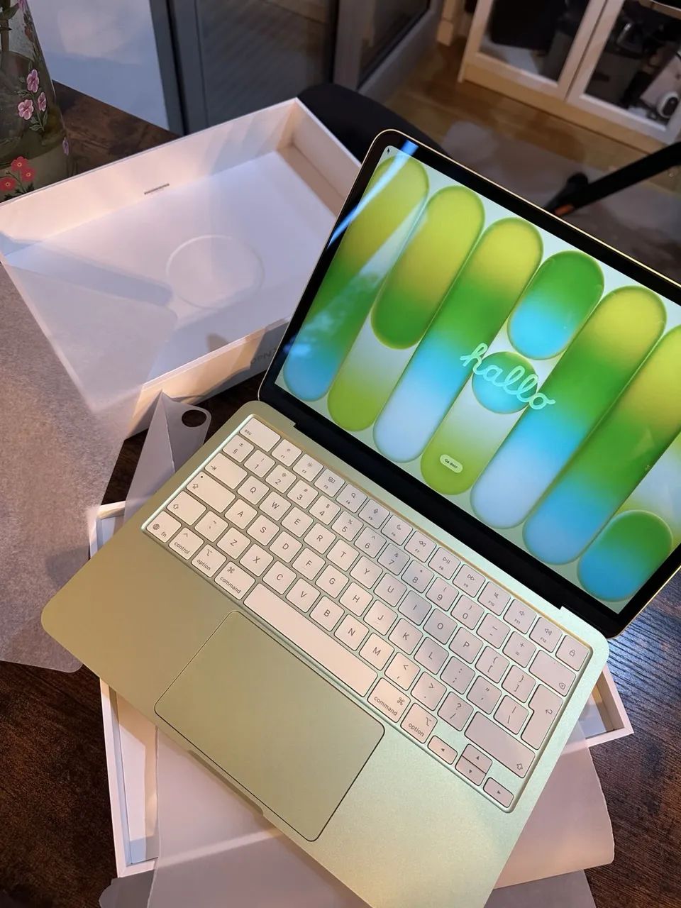 MacBook Neo 512GB/8GB.  13.6*