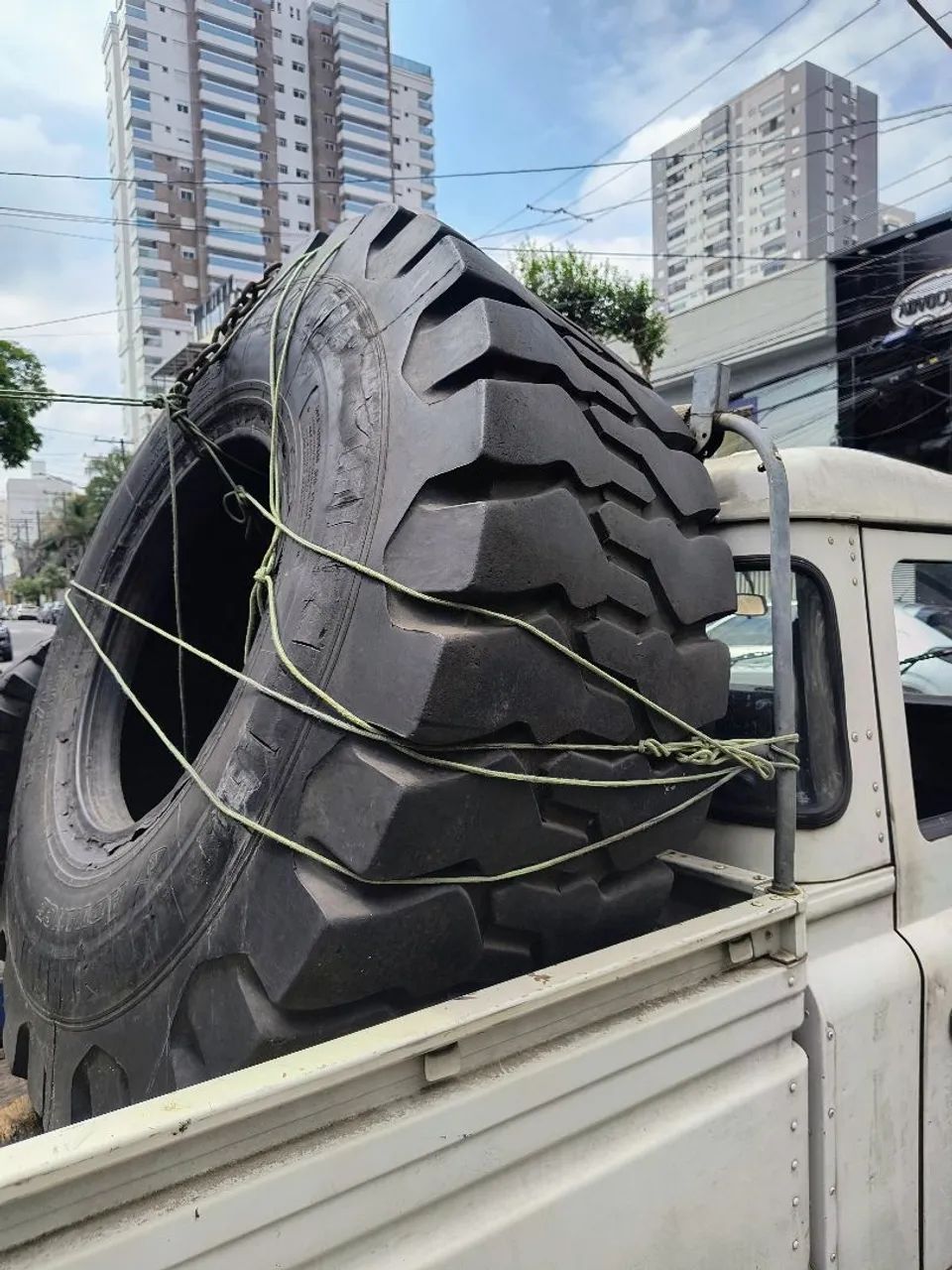 Pneu para trator cat pá carregadeira no estado 