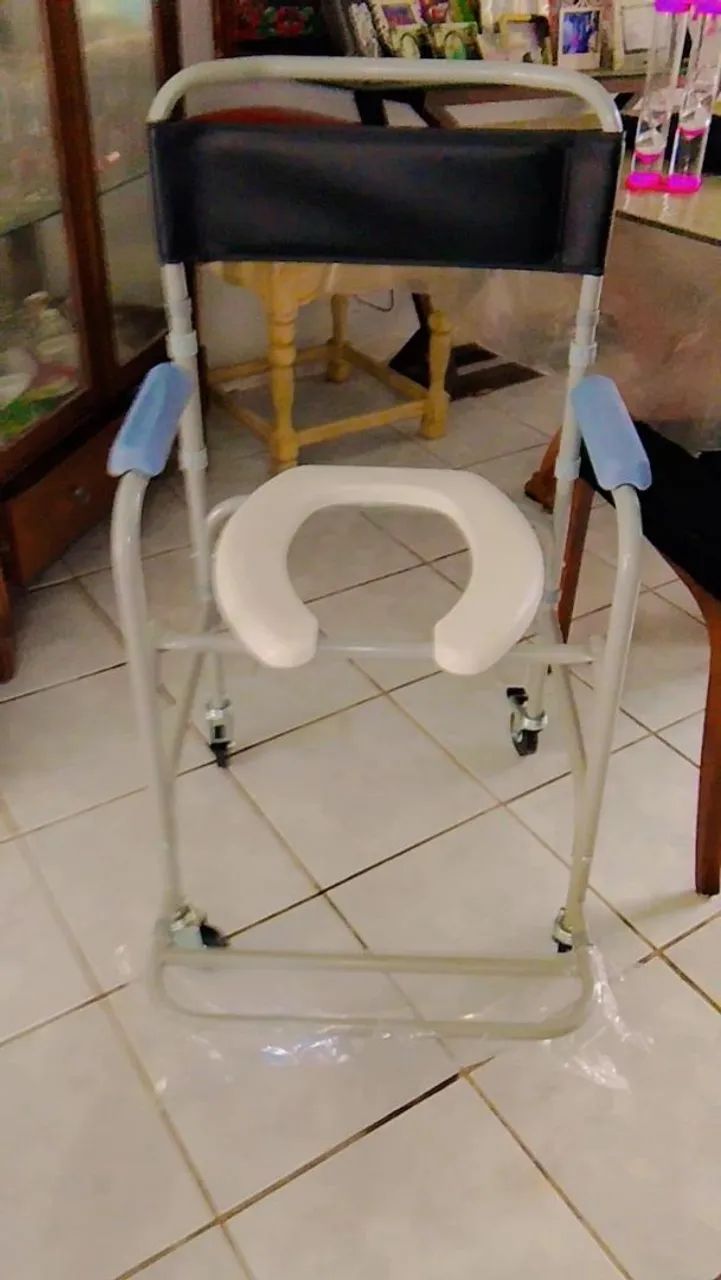 Cadeira de rodas para banheiro 