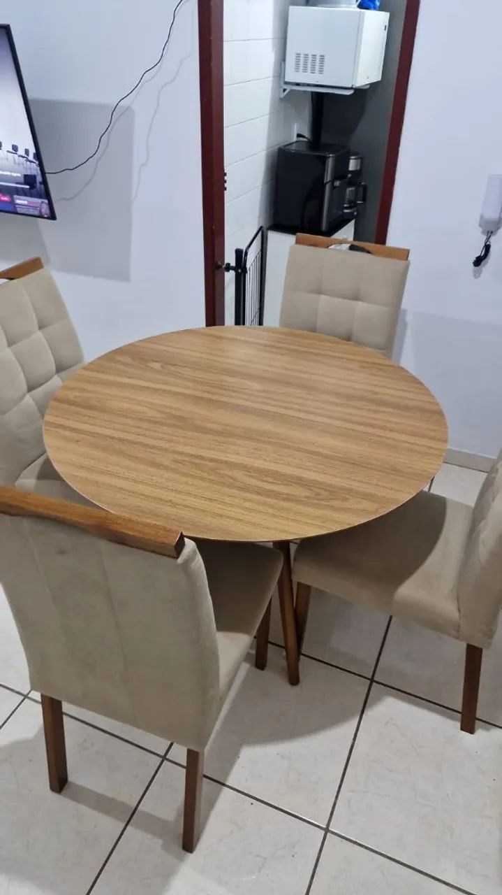 Mesa redonda com 4 cadeiras