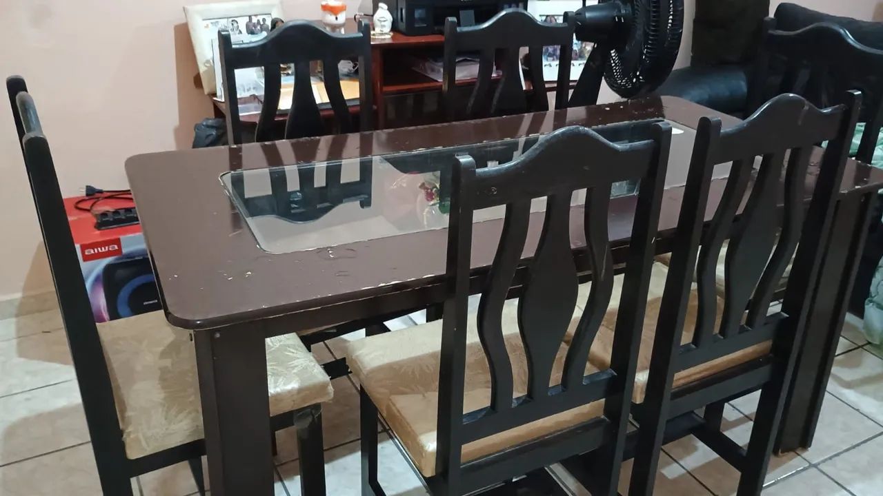 Cadeiras de madeira e mesa - Foto 2