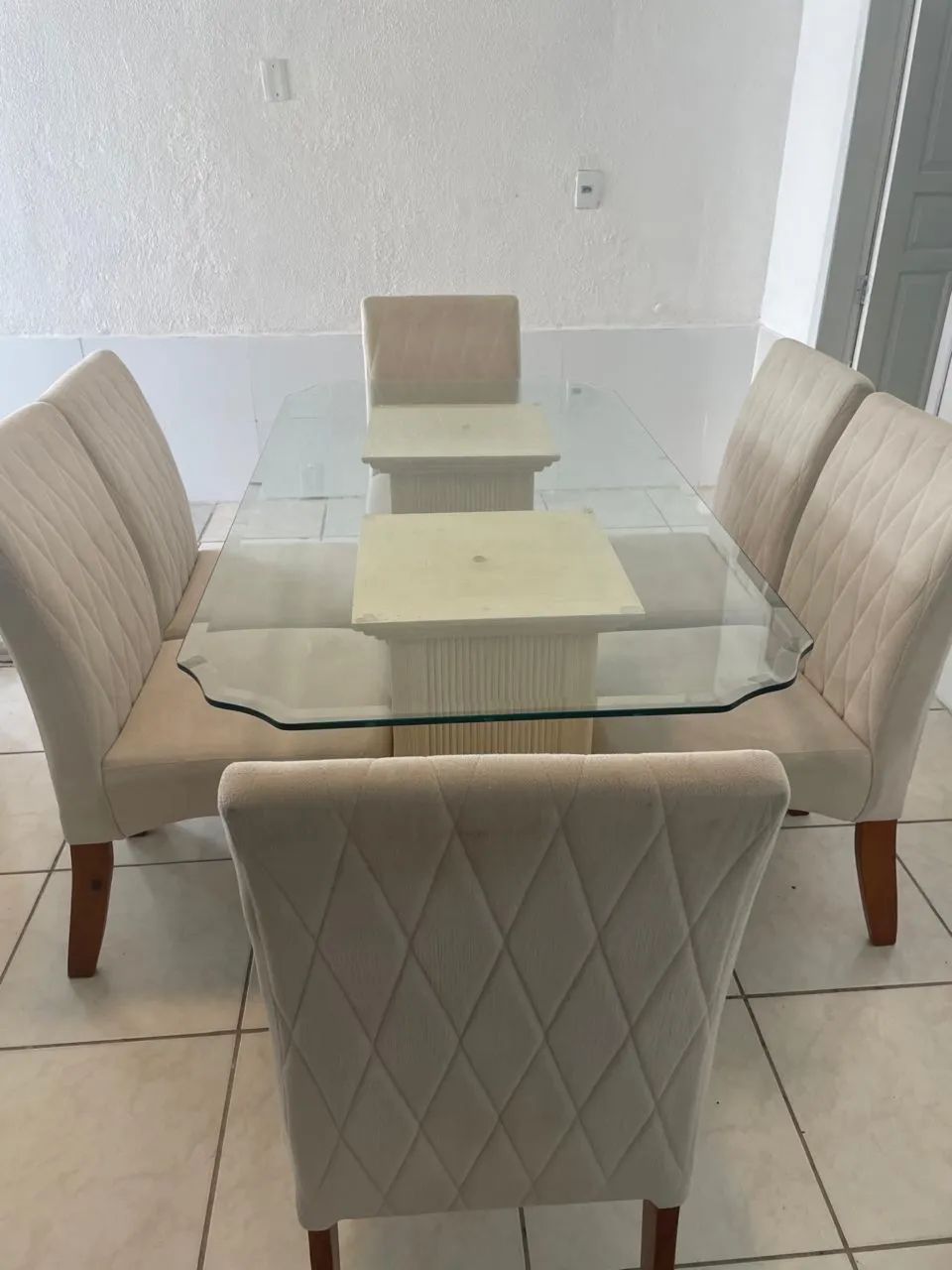 Mesa com 6 cadeiras e tampo de vidro 