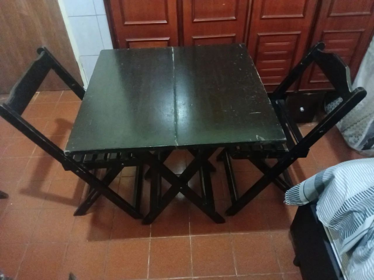  2 Mesas de madeira com 2 cadeiras cada uma