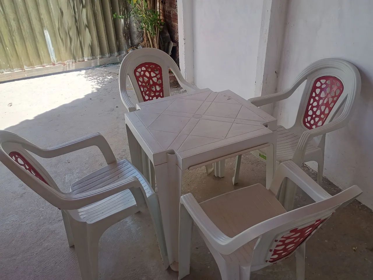 Conjunto de mesa e cadeiras 