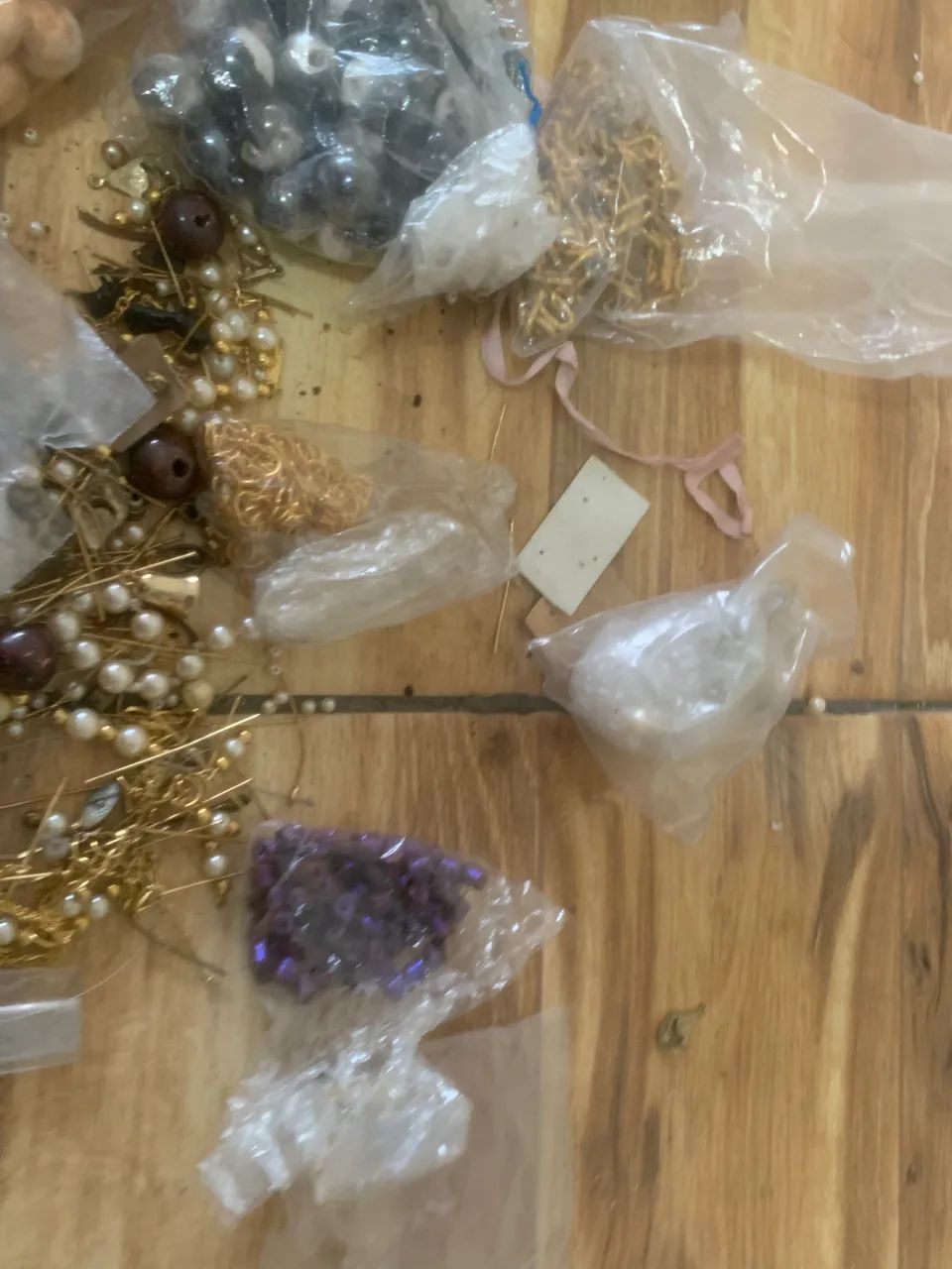  Centena de miçangas e componentes de joias para artesanato - Foto 5
