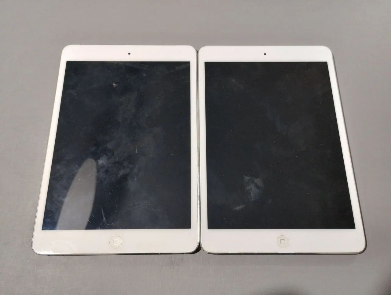 2 iPads Mini 1ª Geração Apple Prata - Com Defeito no Carregamento / Para Conserto ou Peças - Foto 2