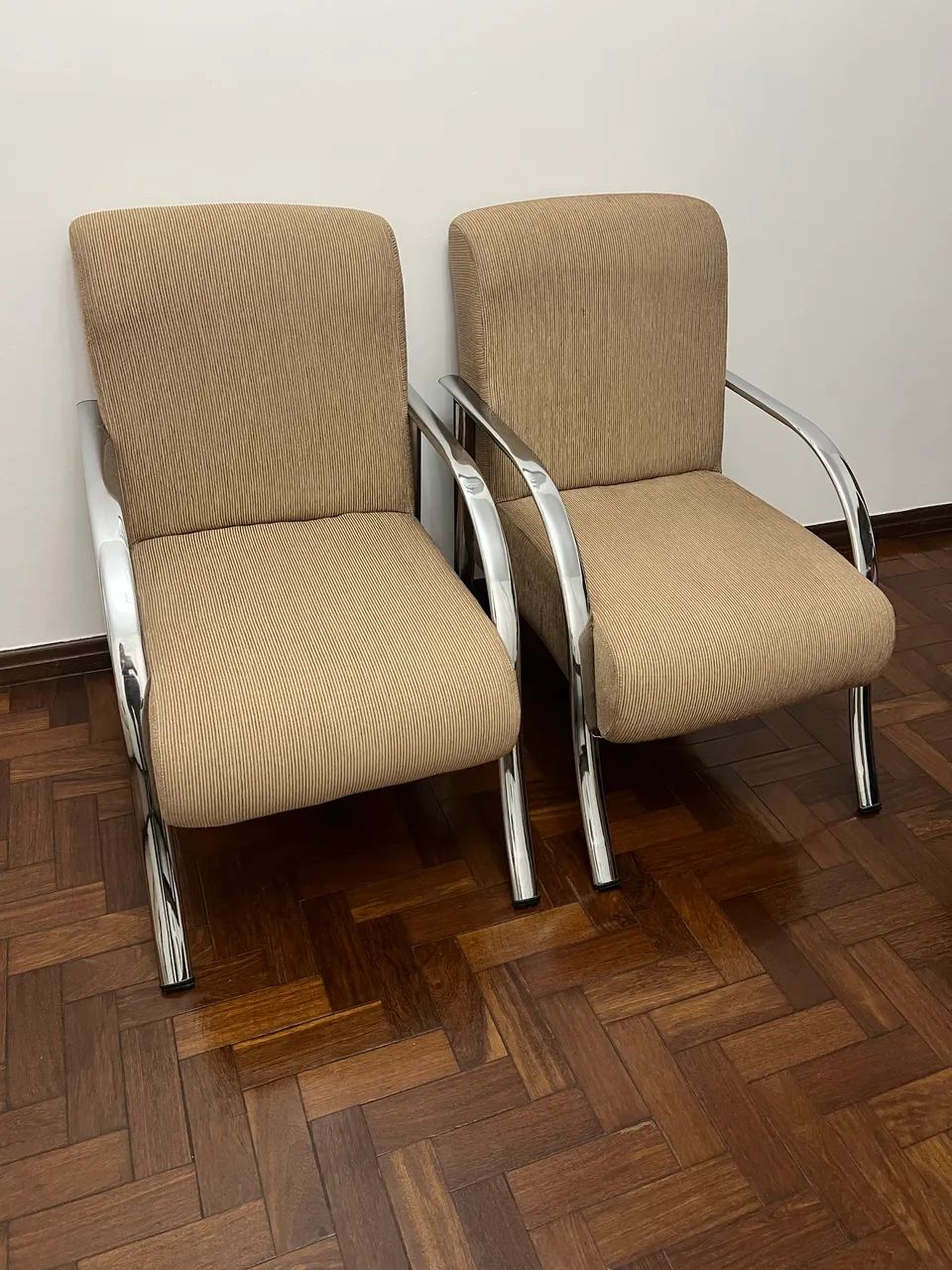 2 cadeiras com estofado - Foto 2