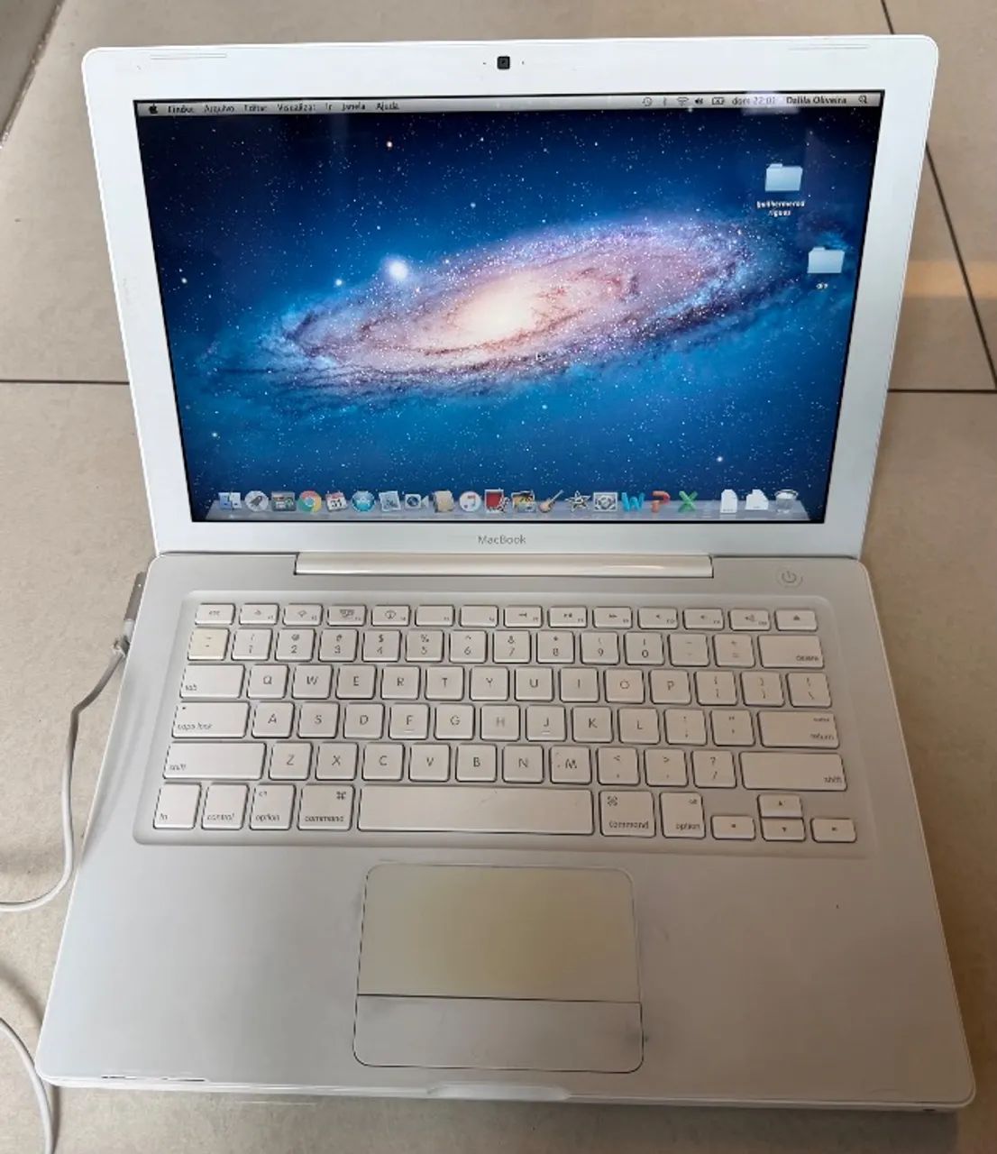 MacBook White 2.4 GHZ INTEL CORE 2 DUO