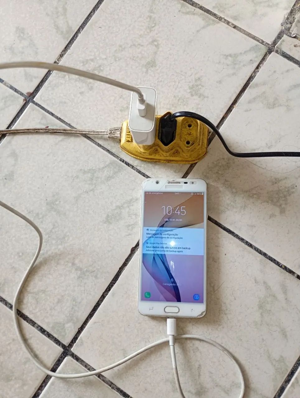 Celular Samsung j7 com carregador