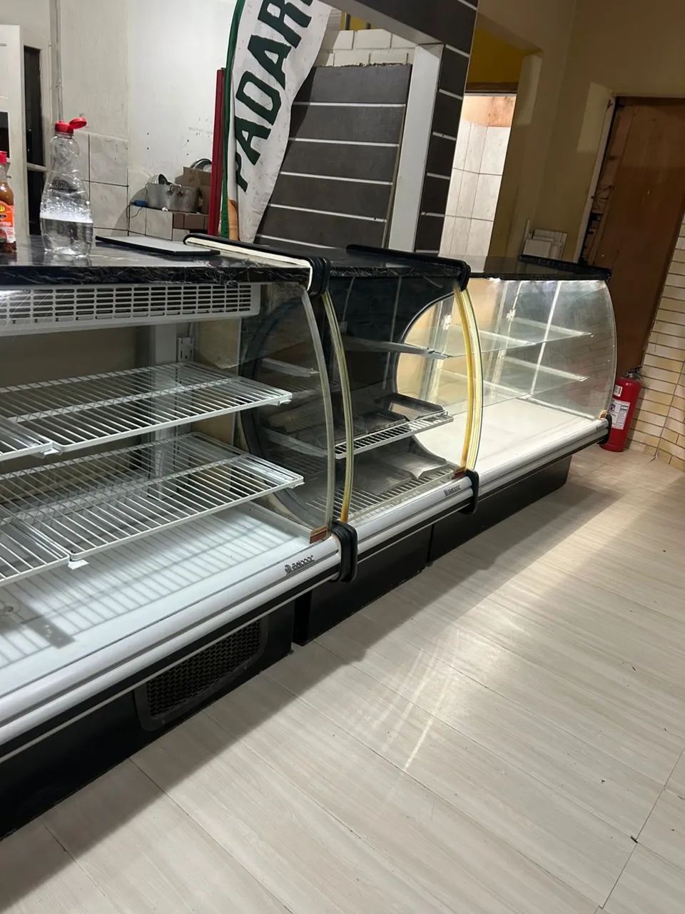 Vende-se vitrines