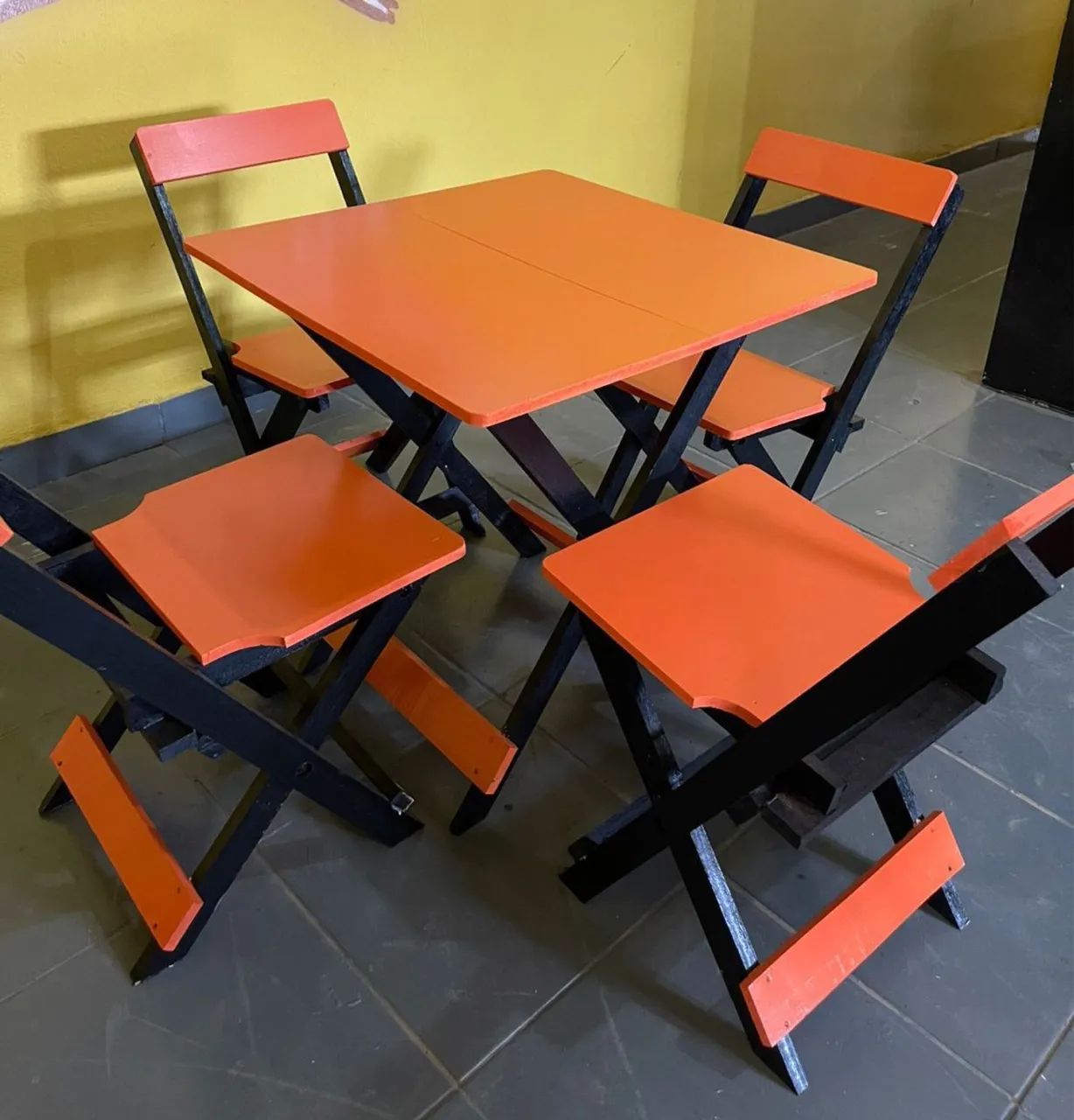Kit mesa baixa + 4 cadeiras para bares e restaurantes  - Foto 2