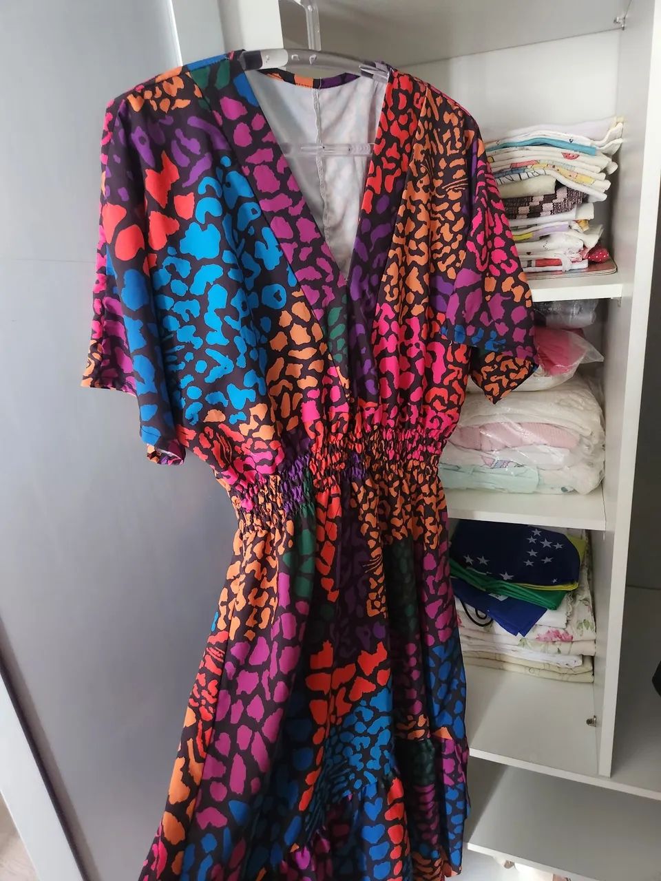 Vestido preto e longo com pintas de onça coloridas - Foto 2