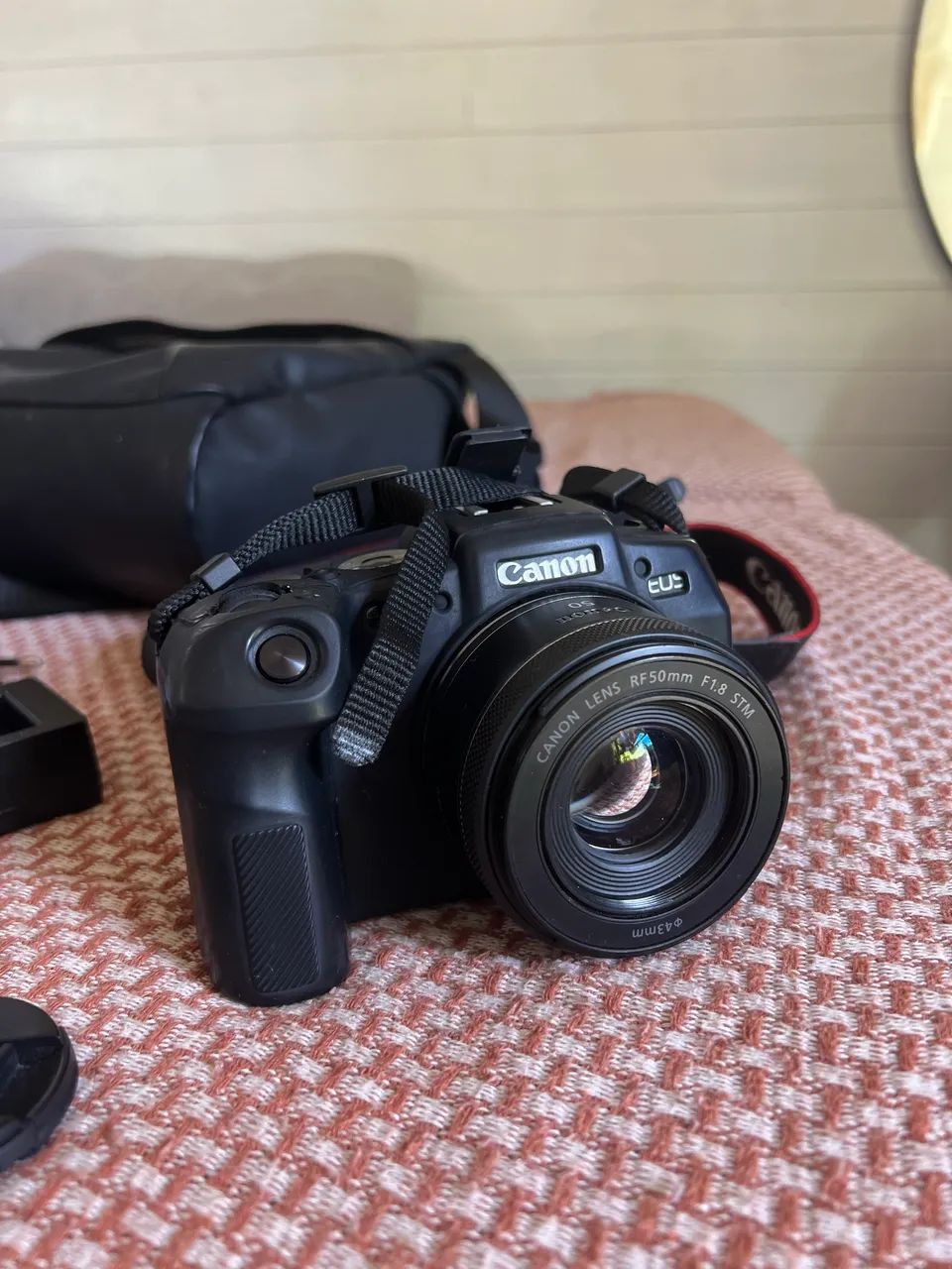 Câmera Full frame Cânon RP com lente RF 50mm