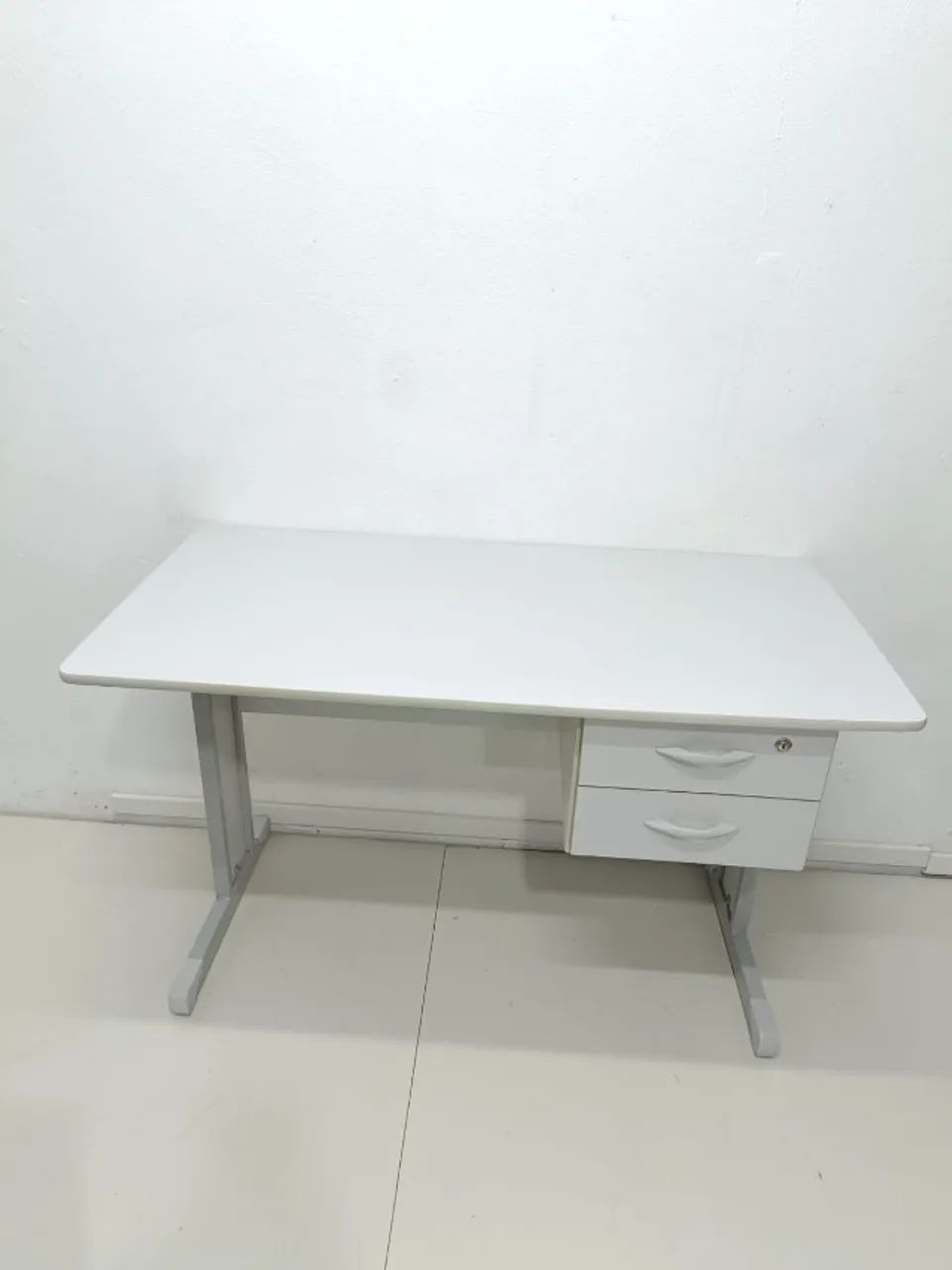 Mesa de escritório seminova - Foto 2