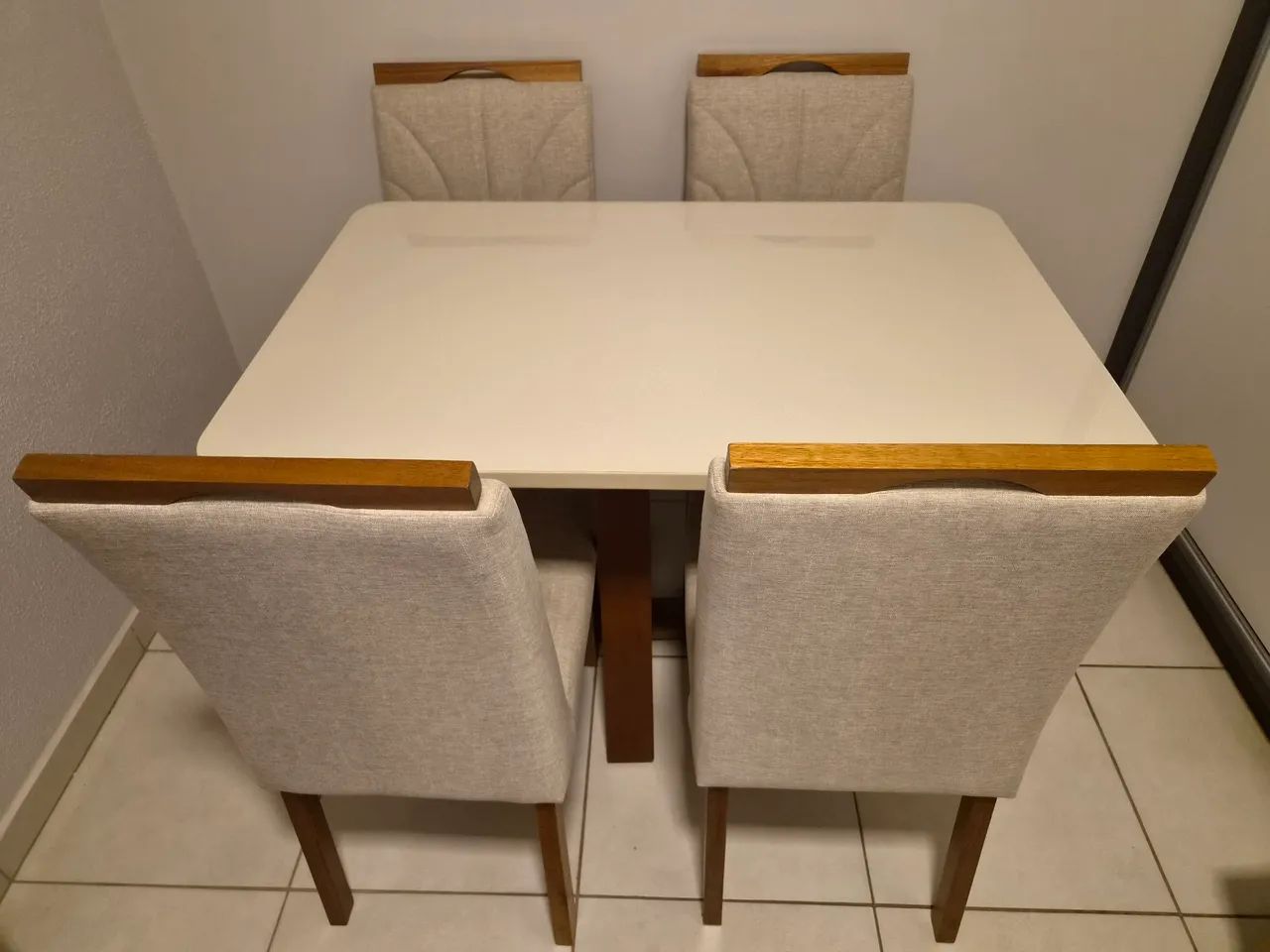 Mesa com 4 cadeiras 