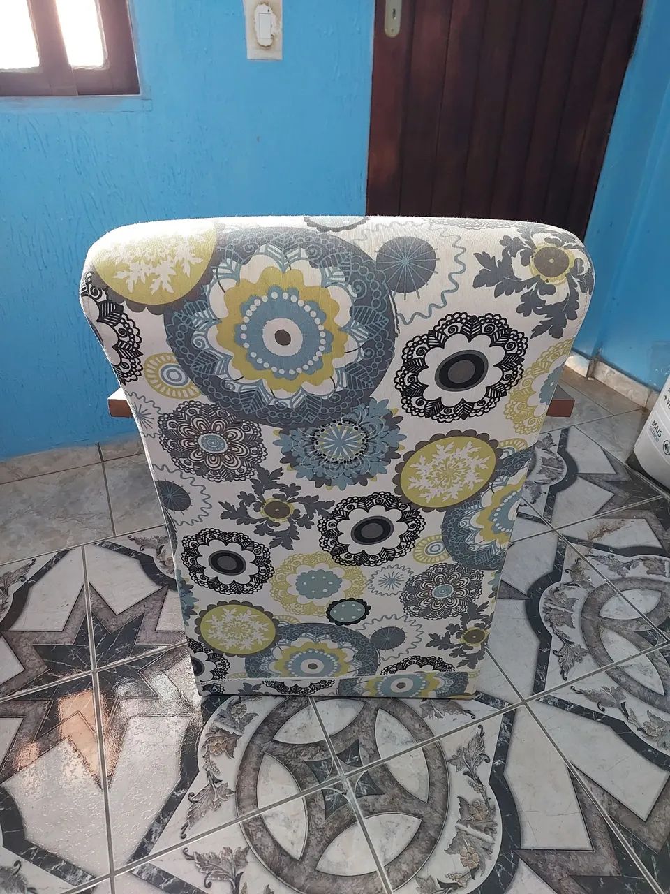 Poltrona de madeira estofada  - Foto 3