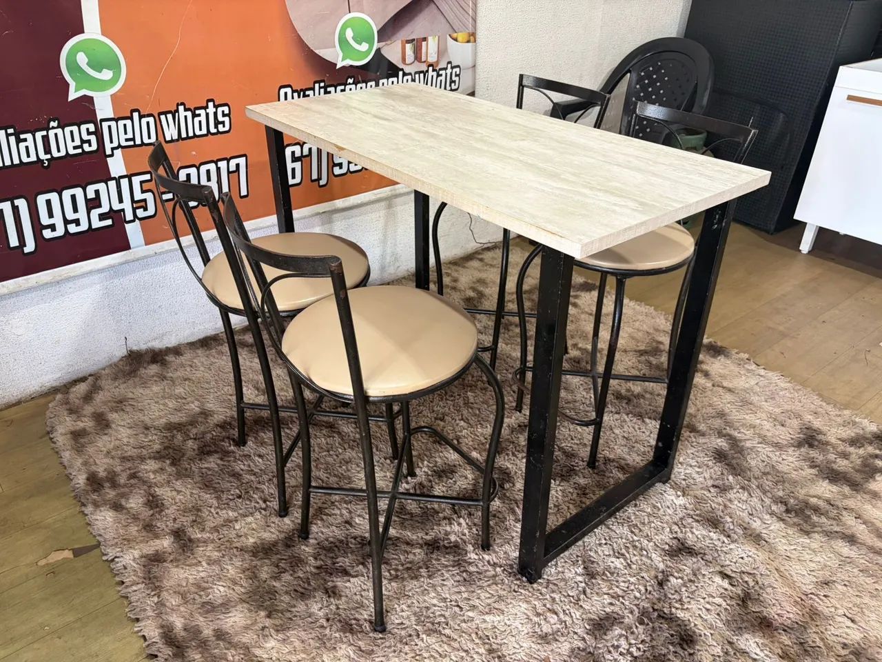 Mesa de ferro com 4 banquetas bem conservada ((ENTREGO GRATIS)) - Foto 2