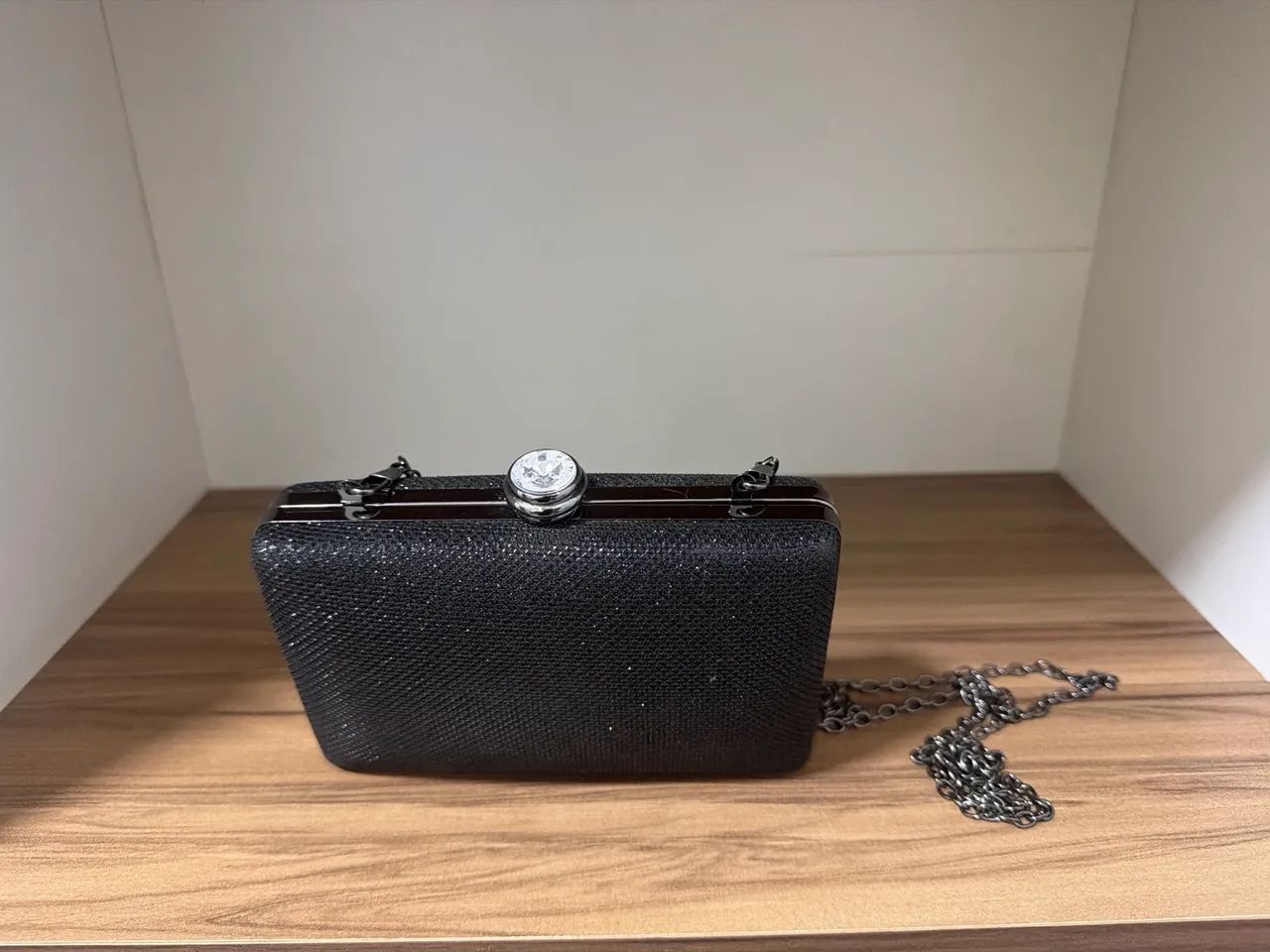 Bolsa Clutch Preta com Brilho e Alça de Corrente - Foto 3