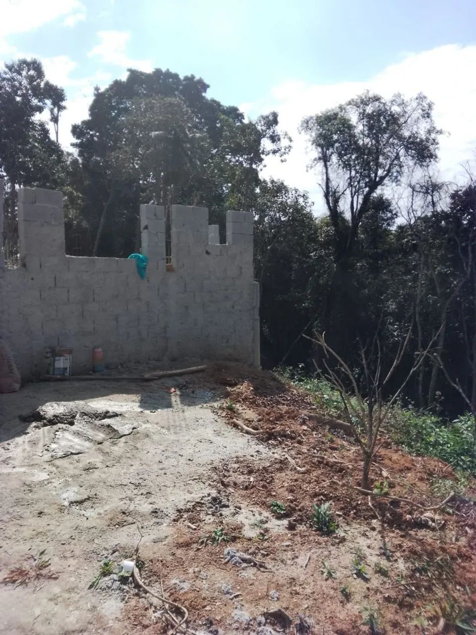 Terreno a venda c/ uma casa em obra. - Foto 3