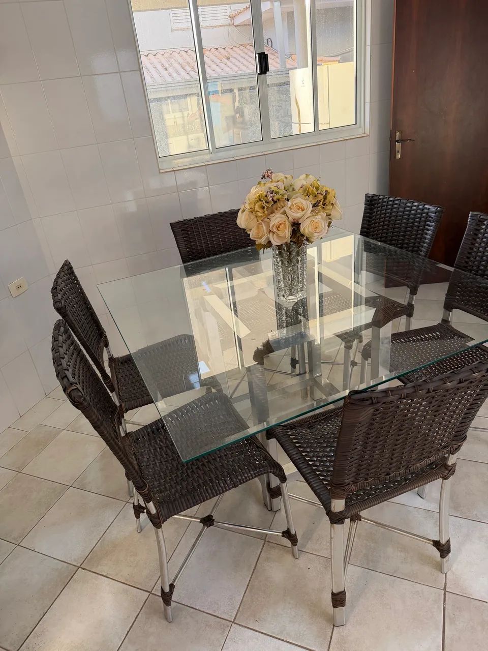 Vendo mesa com 6 cadeiras  - Foto 2
