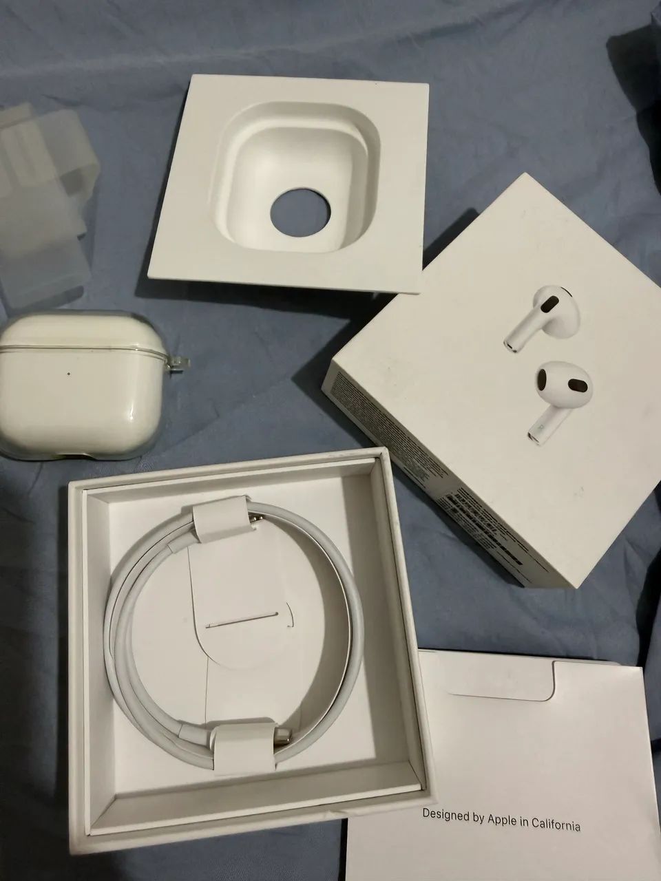 AirPods 3rd generation com caixa e acessórios originais